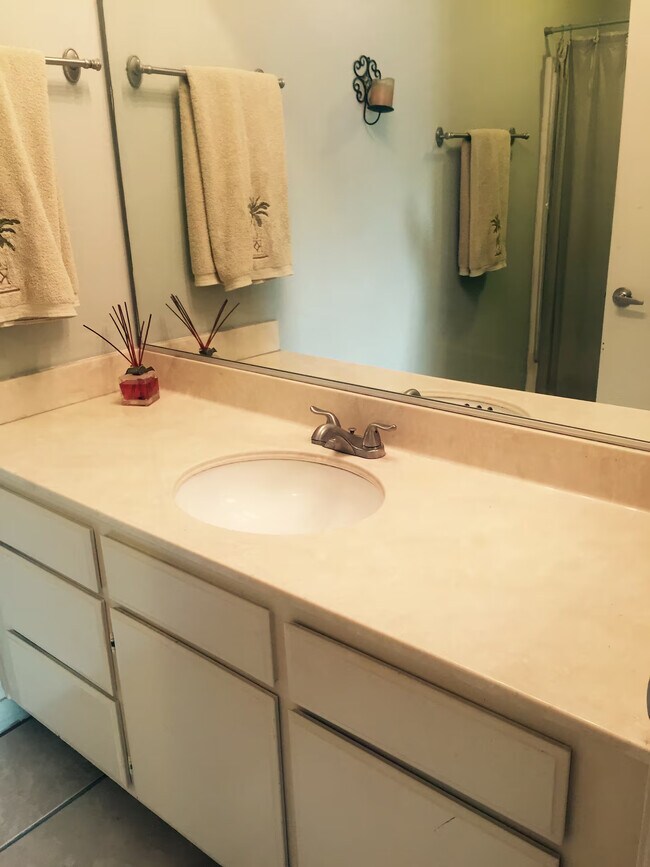 Building Photo - 901 N Alfred St