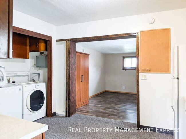 Building Photo - 1304 N Elmwood Ave