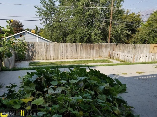 Building Photo - 2 br, 1.5 bath Duplex - Ft Union Blvd Duplex