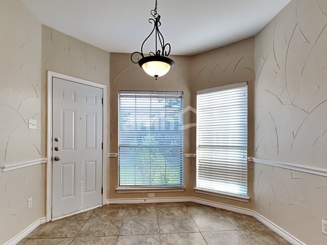 Foto del edificio - 404 Roundrock Ln