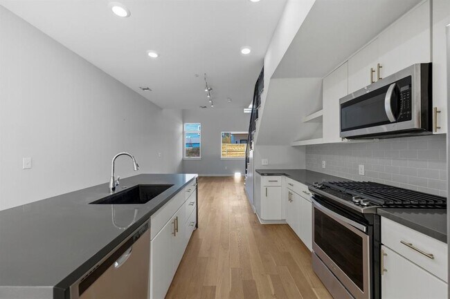 Building Photo - 2002 E 7th St