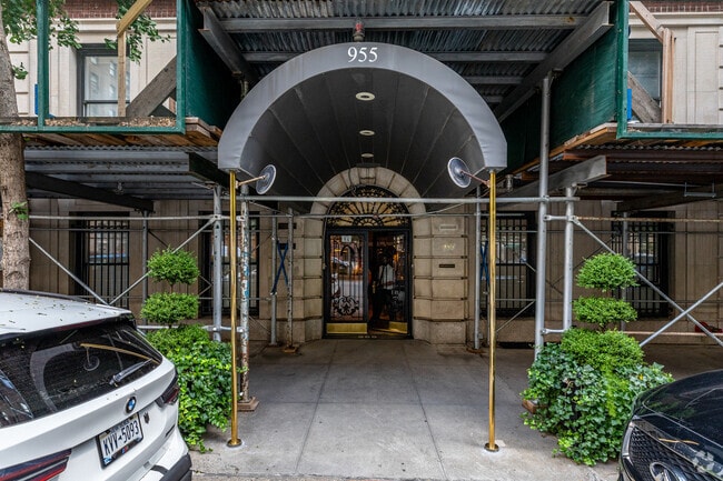 Entrance - 955 Park Ave