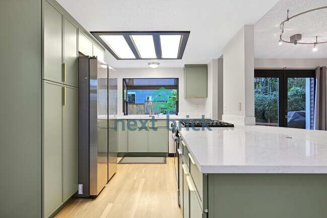 Foto del edificio - Lake Sammamish View Home with Spacious Decks in Prime Bellevue Location