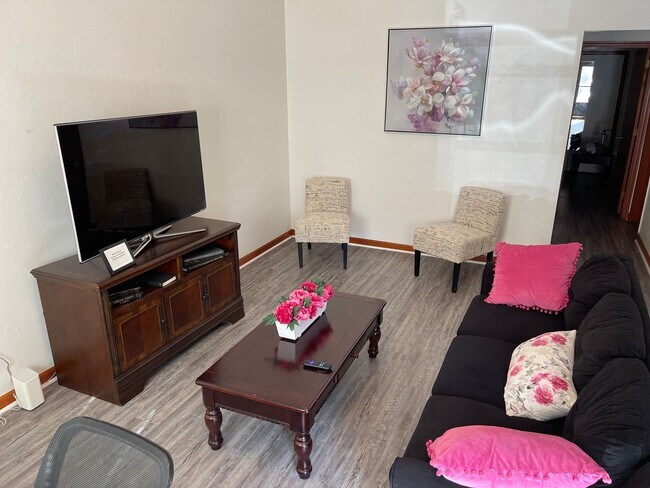 Foto del edificio - Cute 2 bedroom 1.5 bath townhome