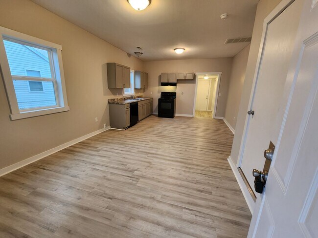 Building Photo - Spacious 3-Bedroom, 1-Bathroom Home AVAILABLE NOW!!