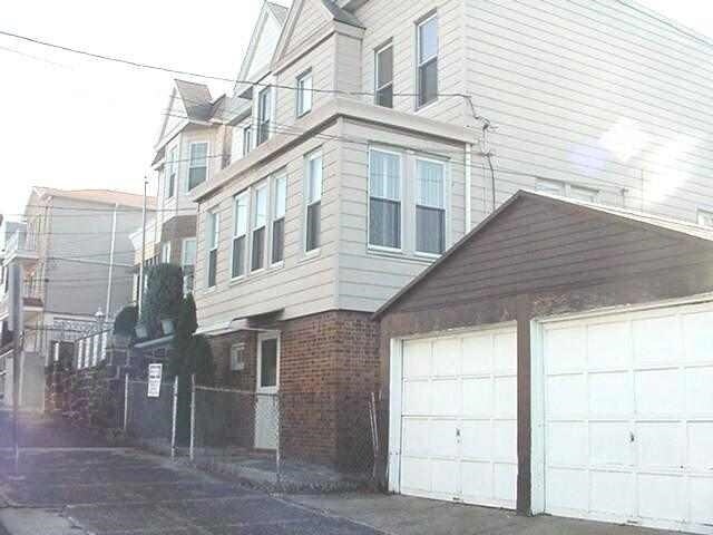 Primary Photo - 125 Hague St