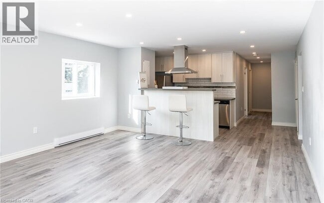 Building Photo - 529 Elm St