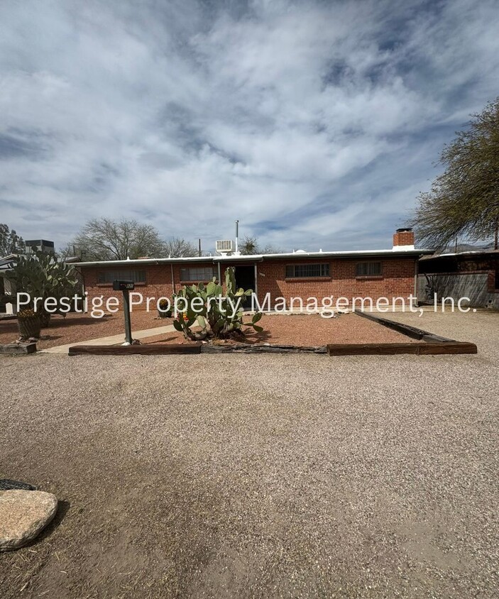 Primary Photo - Stop Your Search! This 3/2+ Bonus Room is ...