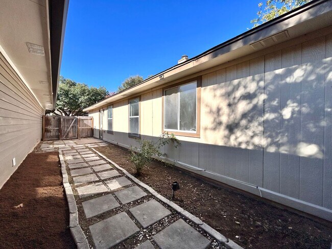 Building Photo - Bright and Comfortable 3BR/2BA Home with Garage & Backyard