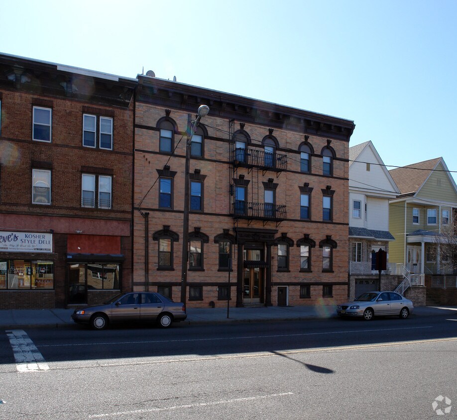 Primary Photo - 668 Jf Kennedy Blvd