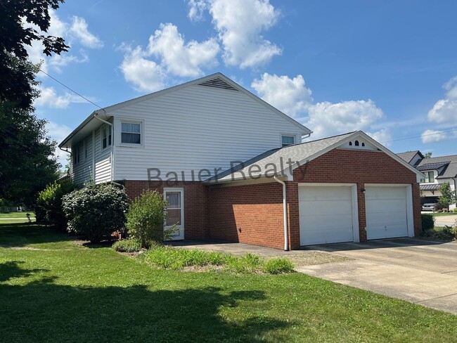 Building Photo - Four Bedroom, New London Schools