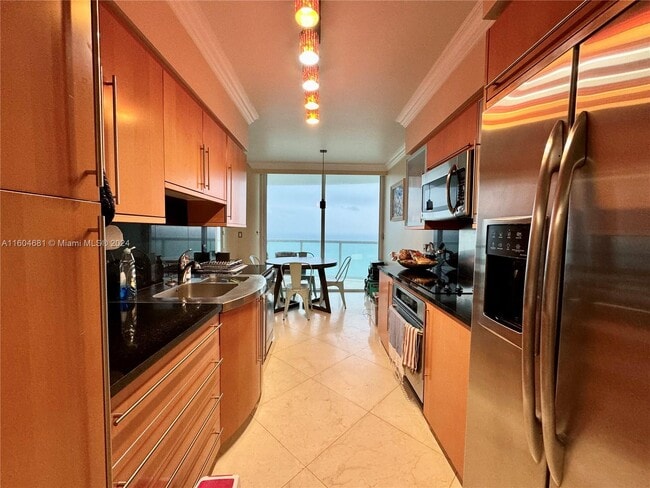 Foto del edificio - 6365 Collins Ave