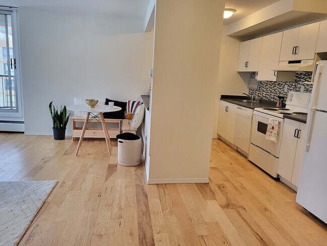 Photo du bâtiment - 317 14 Av SW