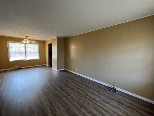 Foto del edificio - 4 bedroom 2 bath!