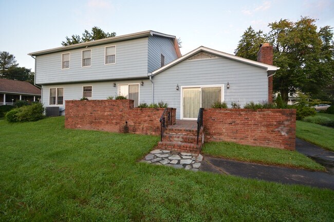 Foto del edificio - 744 Florence Pl