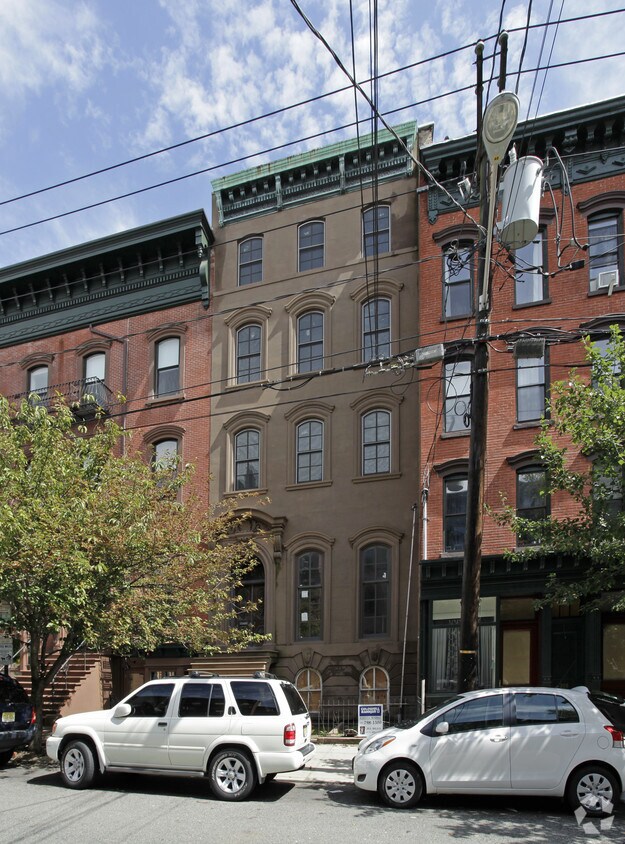 Primary Photo - 210 Washington St