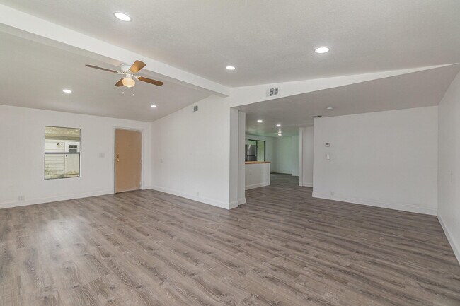 Building Photo - 1918 Sago Palm St NE