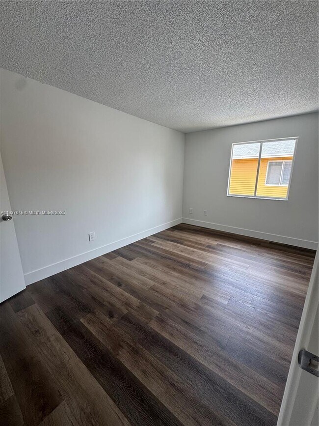 Foto del edificio - 157 NE 12th Ave