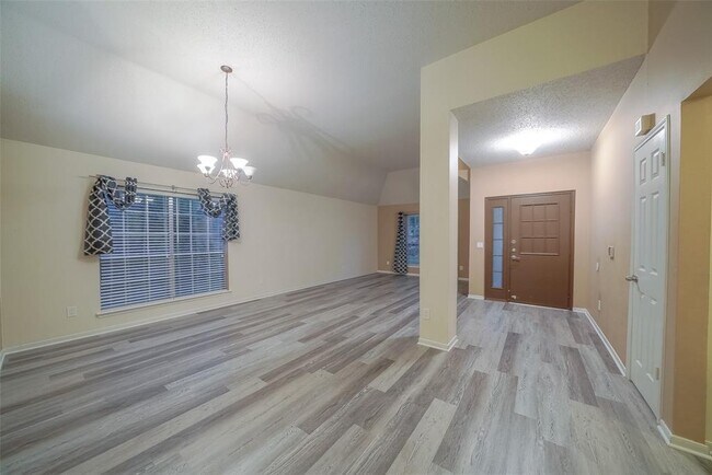 Foto del edificio - 143 W Village Knoll Cir