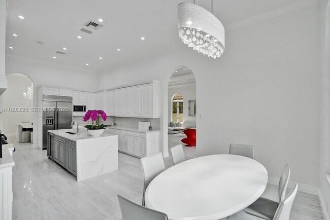 Building Photo - 17001 Collins Ave