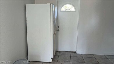 Building Photo - 216 Maria St