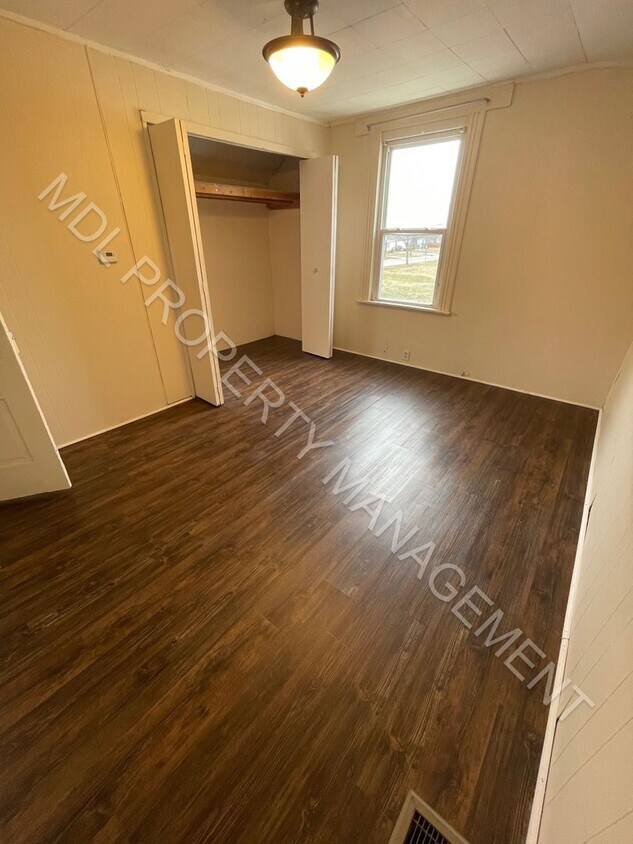 Building Photo - One Bedroom, West Side Bay City