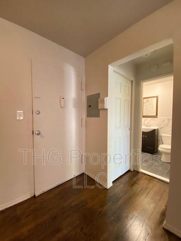 Building Photo - 610 E Front St