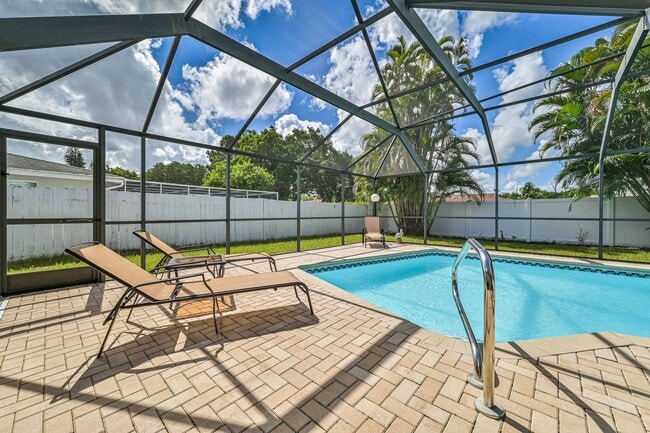 Building Photo - * 3 BED/2 BATH ~ Furnished Fort Myers Pool...