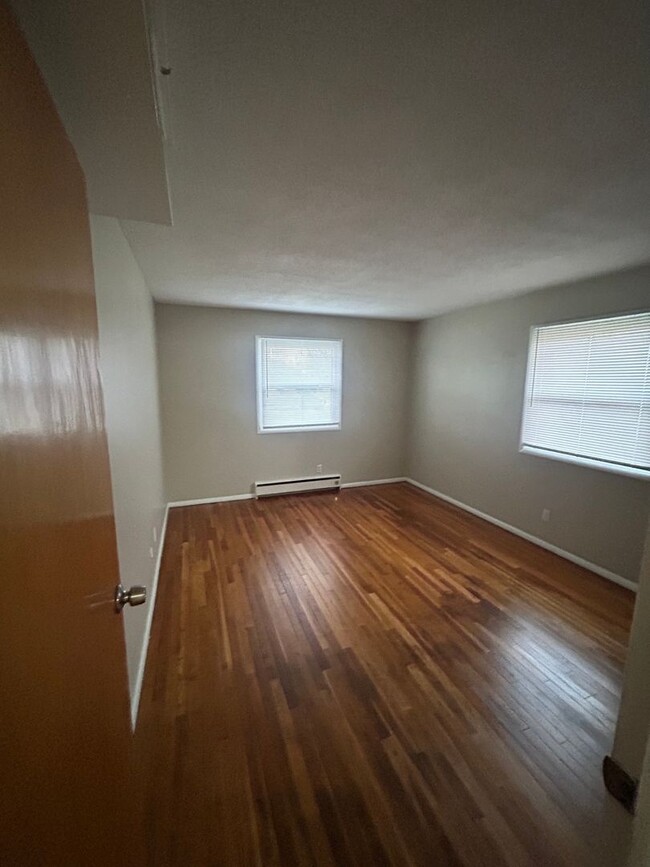 Building Photo - 2 bed 1 bath apartment, hardwood floors, l...