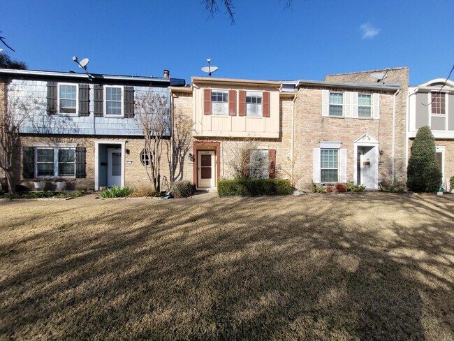 Building Photo - 611 Trailwood Ct