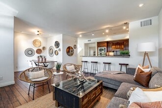 Building Photo - 109 W Montecito Wy