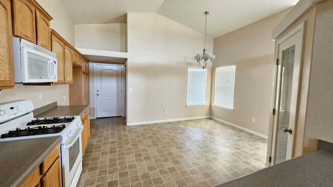 Foto del edificio - Charming 3-Bedroom, 2-Bath Home with Spacious Layout & Cozy Features