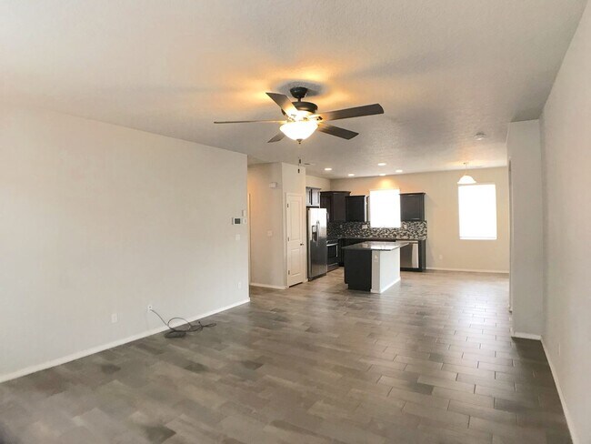 Foto del edificio - Spacious 3BR/2BA Los Lunas Home with Open Layout, Office Space & Refrigerated Air