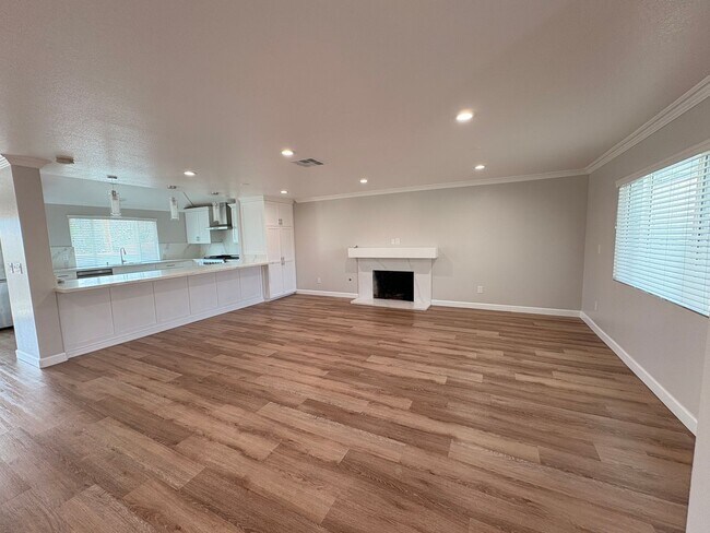 Building Photo - 3 Bed, 3 Bath in Corona!