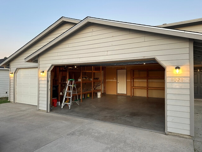 Building Photo - 1021 W Windrose Dr