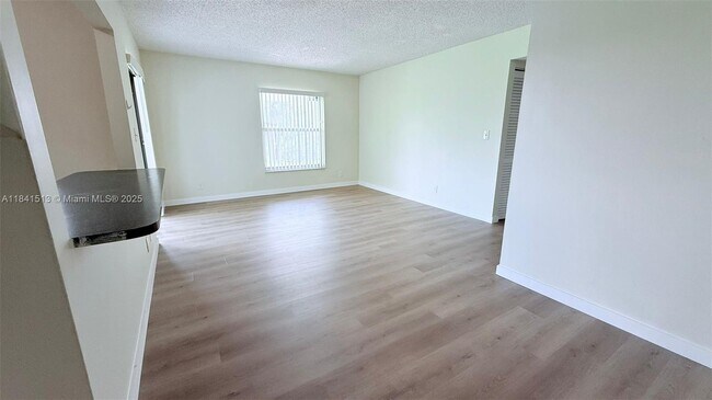 Foto del edificio - 605 S Pine Island Rd