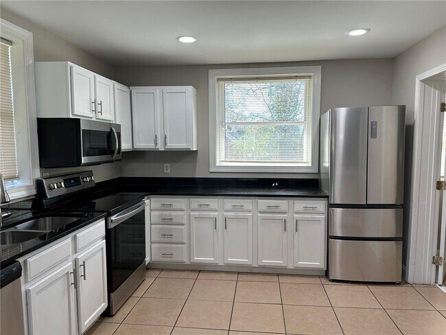 Foto del edificio - 2415 Crestview Ave