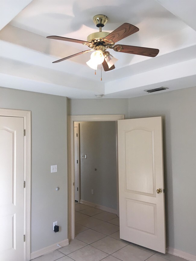 Building Photo - 2415 West Candlelight Drive