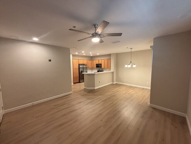Building Photo - Luxurious 3 Bed / 3 Bath Condo in The Esplanade Condominiums - Folsom