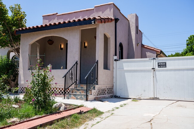 Building Photo - 5415 S Victoria Ave