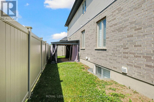 Building Photo - 799 Cairn Cres