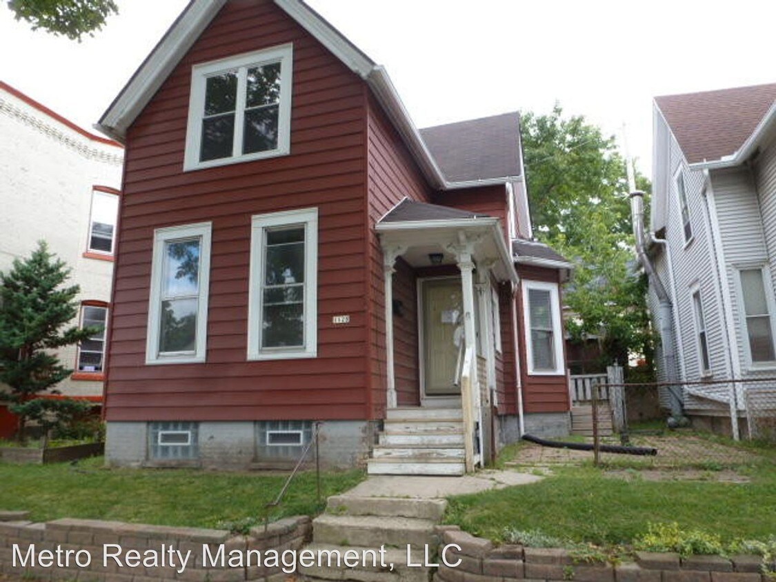 4 br, 1.5 bath House 1128 W Mineral St House Rental in Milwaukee, WI