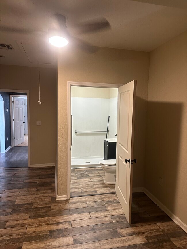 Foto del edificio - 1640 Poland Ave