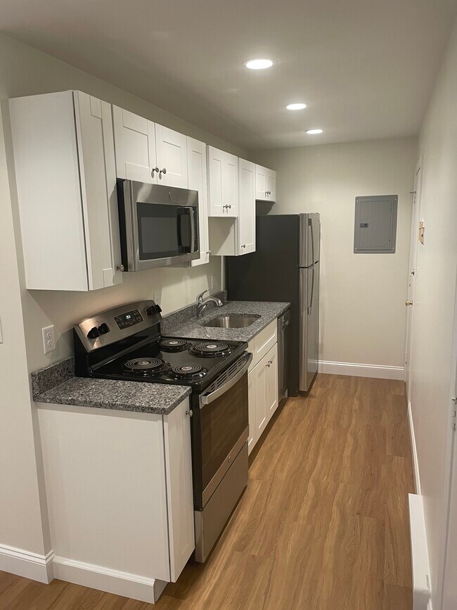 Foto del edificio - Gardner Lake Village - 100-106 WHITEHALL RD AMESBURY, MA 01913