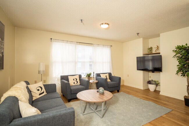 Living Room - 1221 Mountain View Dr