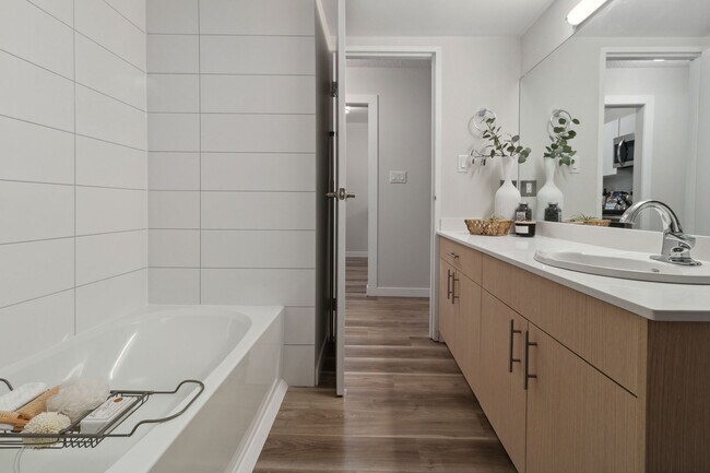 Building Photo - Lynmour Apartments