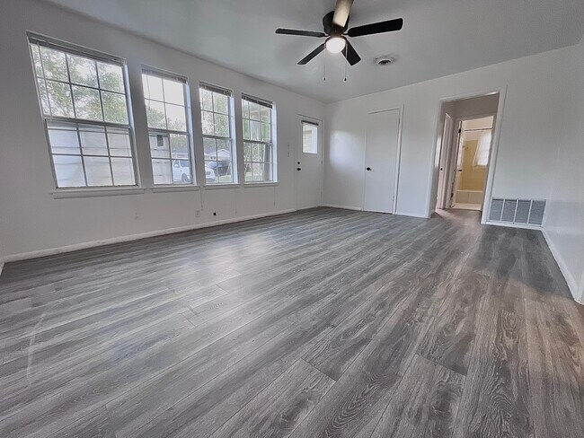 Foto del edificio - 2371 W Holly St