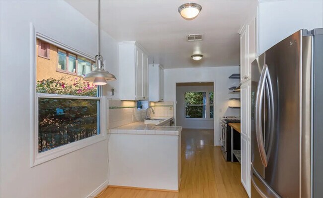 Foto del edificio - 1067 Sanborn Ave