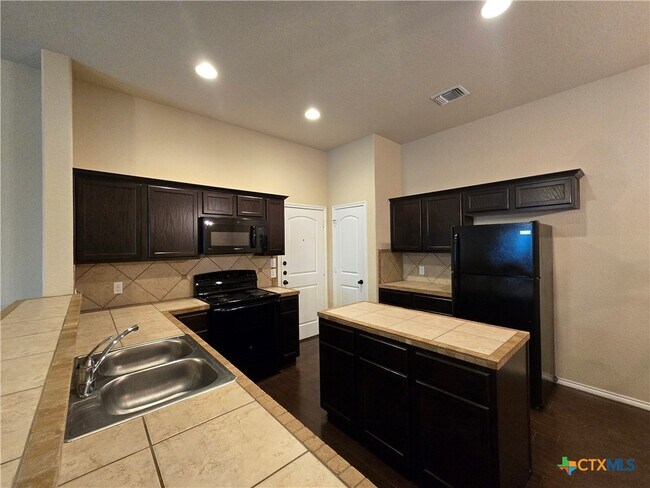 Foto del edificio - 697 Creekside Cir