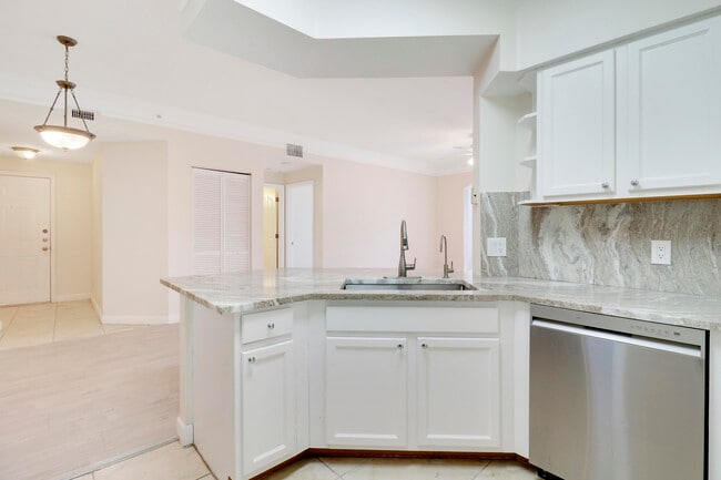 Building Photo - 6305 Myrtlewood Cir W